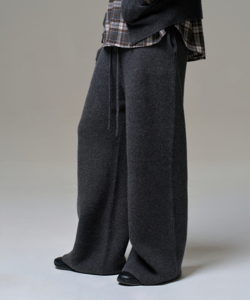 ERA（エラ）の「MEN CASHMERE BLEND RELAXED KNIT SWEATPANTS - CHARCOAL GRAY（スウェットパンツ・メンズ・ダークグレー・OS）」の2枚目の写真