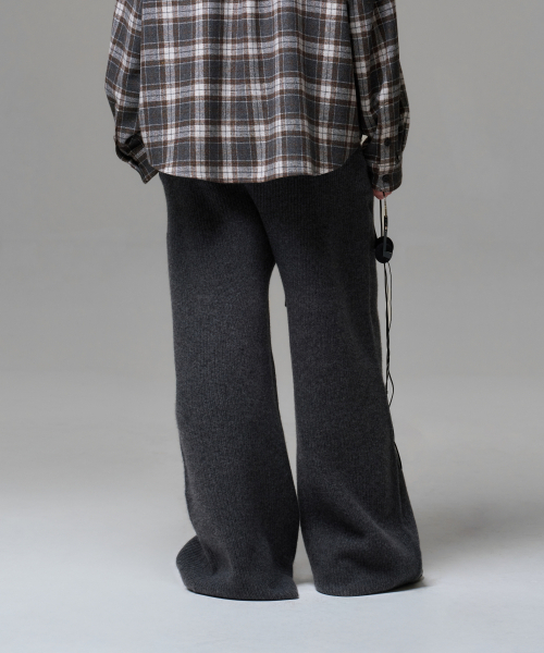 ERA（エラ）の「MEN CASHMERE BLEND RELAXED KNIT SWEATPANTS - CHARCOAL GRAY（スウェットパンツ・メンズ・ダークグレー・OS）」の3枚目の写真