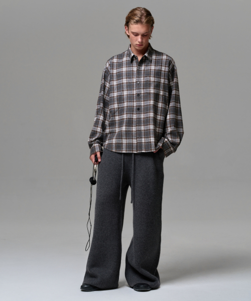 ERA（エラ）の「MEN CASHMERE BLEND RELAXED KNIT SWEATPANTS - CHARCOAL GRAY（スウェットパンツ・メンズ・ダークグレー・OS）」の4枚目の写真