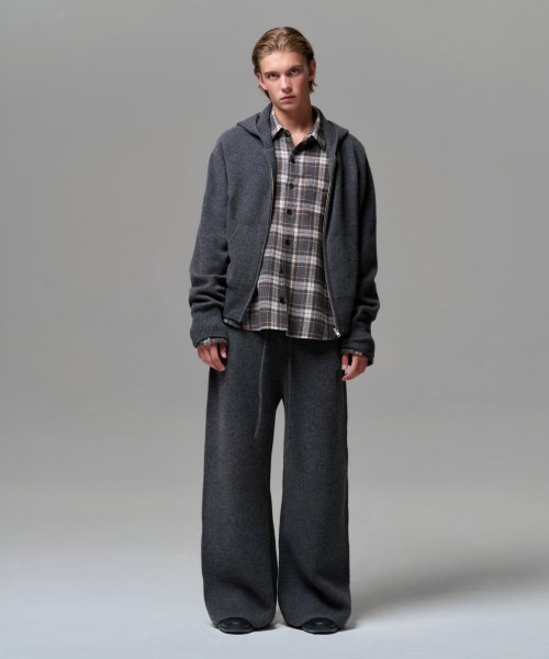 ERA（エラ）の「MEN CASHMERE BLEND RELAXED KNIT SWEATPANTS - CHARCOAL GRAY（スウェットパンツ・メンズ・ダークグレー・OS）」の6枚目の写真