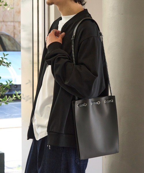 MAISON CLUB(メゾンクラブ)の「【MAISON CLUB】SPECIAL new drawstring bag ドローストリングバッグ 巾着ショルダー(ショルダーバッグ・メンズ・ブラック系その他2/ブラック系1/グレー・FREE)」の3枚目の写真