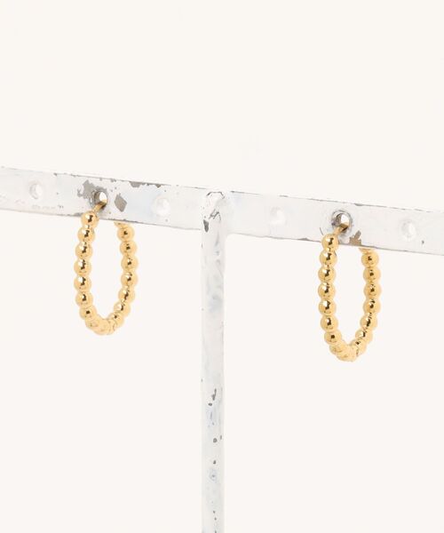 Cream dot.(クリームドット)の「【サージカルステンレス】メタルボールを連ねたステンレス製キャッチレスピアス(ピアス(両耳用)・レディース・シルバー/ゴールド・ONE SIZE)」の7枚目の写真