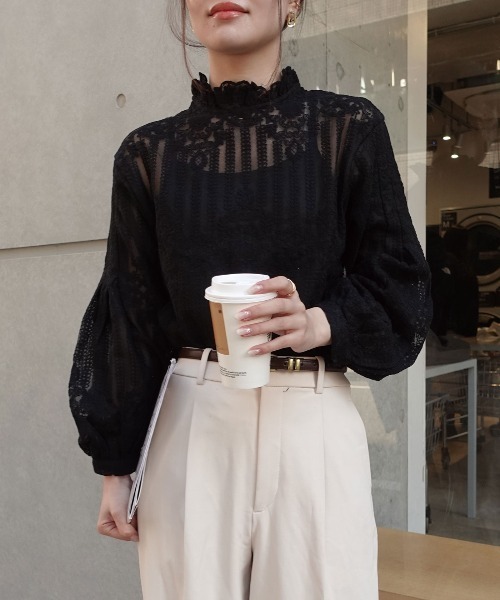 CORNERS（コーナーズ）の「ボリュームスリーブハイネックレーストップス(インナー付き)（シャツ/ブラウス・レディース・ホワイト/ベージュ系その他/ブラック・M）」の6枚目の写真