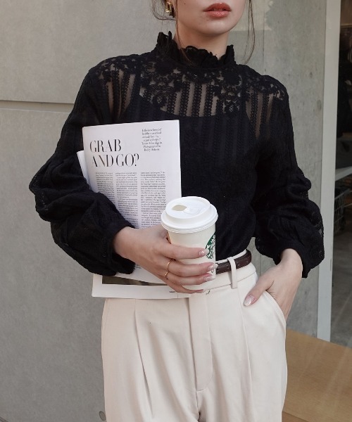 CORNERS（コーナーズ）の「ボリュームスリーブハイネックレーストップス(インナー付き)（シャツ/ブラウス・レディース・ホワイト/ベージュ系その他/ブラック・M）」の7枚目の写真