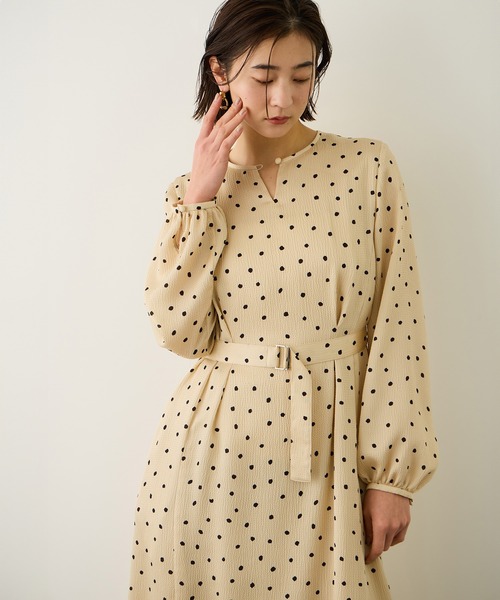 ROPE'（ロペ）の「ドットプリントウエストベルトワンピース（ワンピース・レディース・ネイビー/ベージュ・38/36）」の5枚目の写真