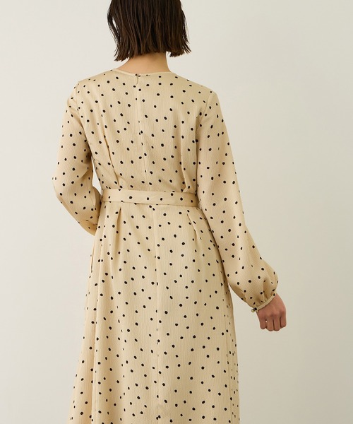 ROPE'（ロペ）の「ドットプリントウエストベルトワンピース（ワンピース・レディース・ネイビー/ベージュ・38/36）」の6枚目の写真
