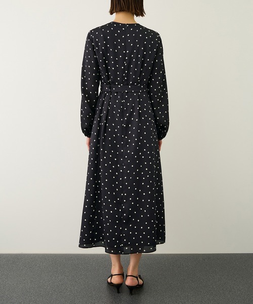ROPE'（ロペ）の「ドットプリントウエストベルトワンピース（ワンピース・レディース・ネイビー/ベージュ・38/36）」の17枚目の写真