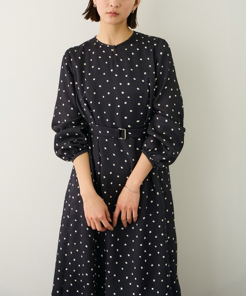 ROPE'（ロペ）の「ドットプリントウエストベルトワンピース（ワンピース・レディース・ネイビー/ベージュ・38/36）」の7枚目の写真