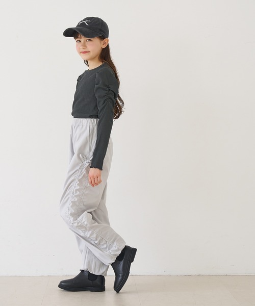 coca(coca)(コカ)の「キッズ 親子お揃いクレープシャーリングパフスリーブトップス(Tシャツ/カットソー・キッズ・アイボリー/チャコール/A・150/140/130/120)」の11枚目の写真