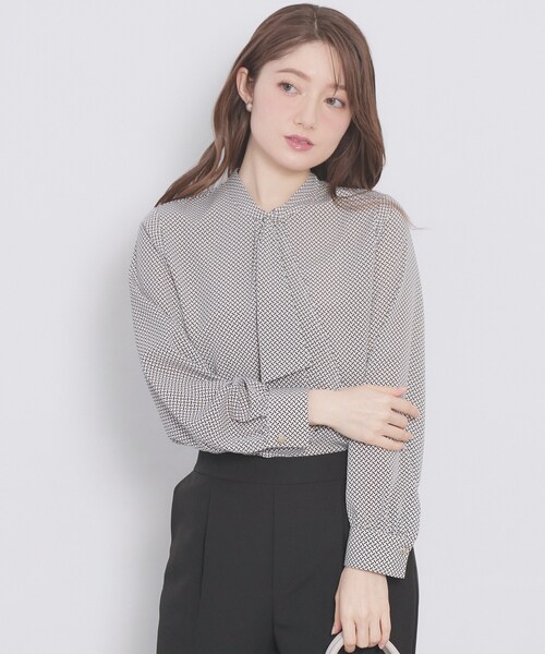 index（インデックス）の「アシンメトリーボウタイブラウス【洗濯機OK/イージーアイロン/防シワ】《XS～LL》（シャツ/ブラウス・レディース・ベージュ系その他6/アイボリー系/オフホワイト/サックスブルー・40/38/36）」の3枚目の写真