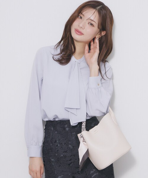 index（インデックス）の「アシンメトリーボウタイブラウス【洗濯機OK/イージーアイロン/防シワ】《XS～LL》（シャツ/ブラウス・レディース・ベージュ系その他6/アイボリー系/オフホワイト/サックスブルー・40/38/36）」の4枚目の写真