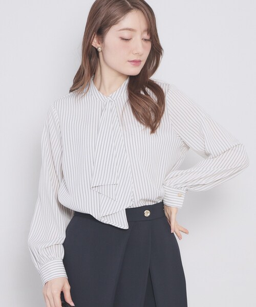 index（インデックス）の「アシンメトリーボウタイブラウス【洗濯機OK/イージーアイロン/防シワ】《XS～LL》（シャツ/ブラウス・レディース・ベージュ系その他6/アイボリー系/オフホワイト/サックスブルー・40/38/36）」の2枚目の写真