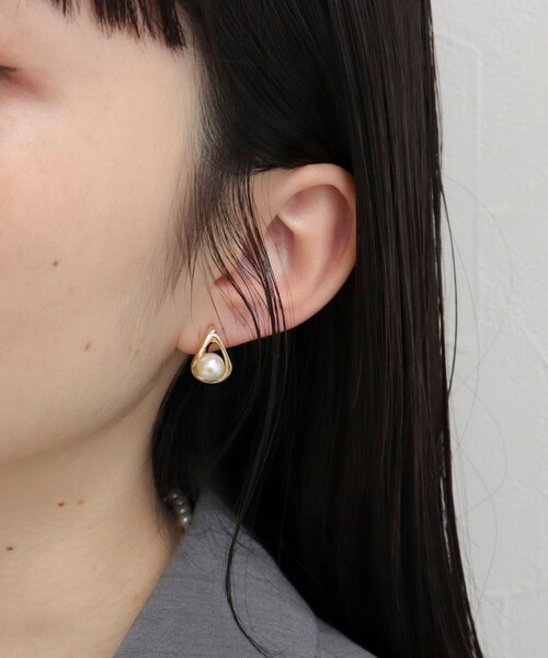 fredy emue（フレディエミュ）の「センターパールドロップピアス（ピアス（両耳用）・レディース・ゴールド/シルバー・FREE）」の2枚目の写真