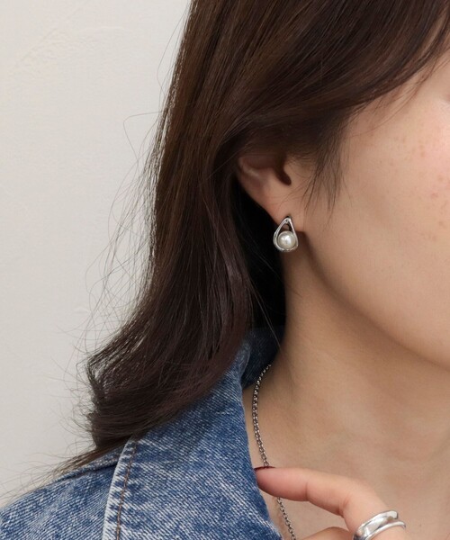 fredy emue（フレディエミュ）の「センターパールドロップピアス（ピアス（両耳用）・レディース・ゴールド/シルバー・FREE）」の3枚目の写真