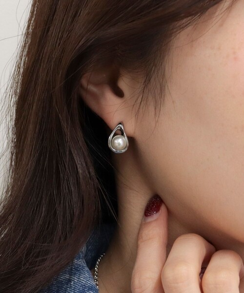 fredy emue（フレディエミュ）の「センターパールドロップピアス（ピアス（両耳用）・レディース・ゴールド/シルバー・FREE）」の4枚目の写真