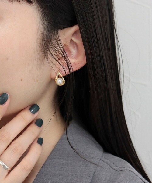 fredy emue（フレディエミュ）の「センターパールドロップピアス（ピアス（両耳用）・レディース・ゴールド/シルバー・FREE）」の5枚目の写真