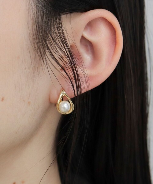 fredy emue（フレディエミュ）の「センターパールドロップピアス（ピアス（両耳用）・レディース・ゴールド/シルバー・FREE）」の6枚目の写真