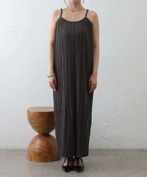 COLONY 2139（コロニートゥーワンスリーナイン）の「プリーツキャミワンピース（ワンピース・レディース・チャコールグレー/グレイッシュベージュ/ブラック・FREE）」の4枚目の写真
