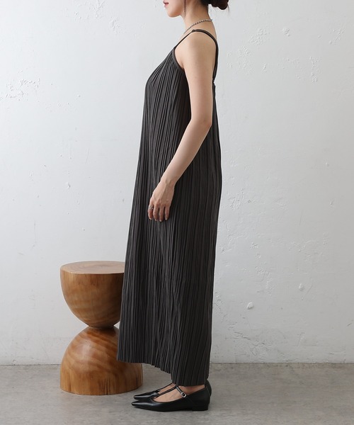 COLONY 2139（コロニートゥーワンスリーナイン）の「プリーツキャミワンピース（ワンピース・レディース・チャコールグレー/グレイッシュベージュ/ブラック・FREE）」の5枚目の写真