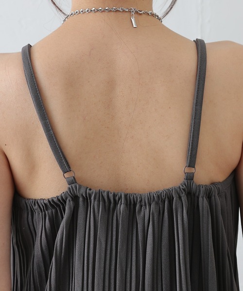 COLONY 2139（コロニートゥーワンスリーナイン）の「プリーツキャミワンピース（ワンピース・レディース・チャコールグレー/グレイッシュベージュ/ブラック・FREE）」の8枚目の写真