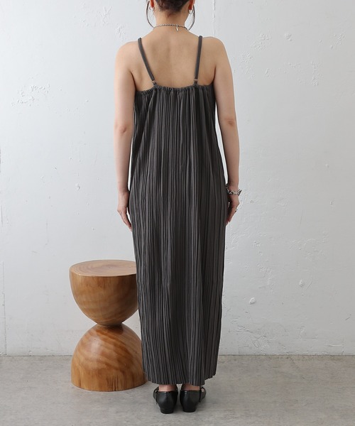 COLONY 2139（コロニートゥーワンスリーナイン）の「プリーツキャミワンピース（ワンピース・レディース・チャコールグレー/グレイッシュベージュ/ブラック・FREE）」の6枚目の写真