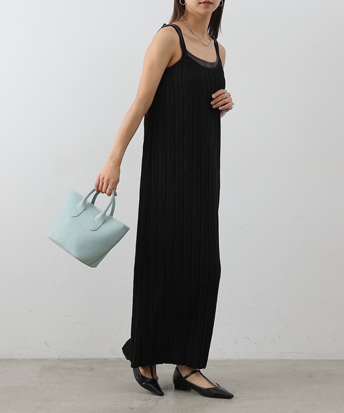 COLONY 2139（コロニートゥーワンスリーナイン）の「プリーツキャミワンピース（ワンピース・レディース・チャコールグレー/グレイッシュベージュ/ブラック・FREE）」の16枚目の写真