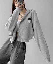 トレンドのクロップド丈でスタイルアップ!カジュアルに着こなせるジップパーカー