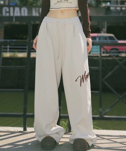 Alvia(アルビア)の「ワイドスウェットパンツ 刺繍ロゴ入り / ゆるかわ トレンド 韓国コーデに◎(スウェットパンツ・レディース・グレー/ブラック/ホワイト・M)」の16枚目の写真
