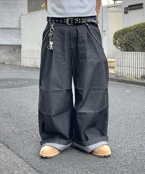 MandO(エムオー)(エムオー)の「3Dタックワイドカーブデニムパンツ/パラシュートパンツ(デニムパンツ・メンズ・ブラック系その他/ブラック/インディゴブルー・LARGE/MEDIUM/SMALL)」の4枚目の写真