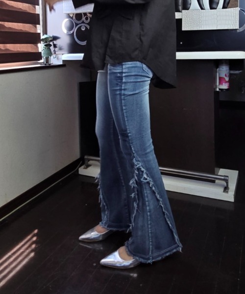 tolene(トレネ)の「【圧倒的美脚】フリンジデザイン フレアデニムパンツ / Y2K・韓国ストリート(デニムパンツ・レディース・ブラック/ネイビー・L/M)」の9枚目の写真