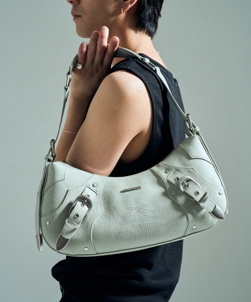 CAMPHOR WOOD(カンファーウッド)の「FAUX LEATHER BELT BUCKLE WESTERN BAG / フェイクレザーベルトバックルウエスタンバッグ(ショルダーバッグ・メンズ・ピンク/ブラック/エメラルド・フリー)」の2枚目の写真