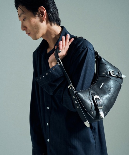 CAMPHOR WOOD(カンファーウッド)の「FAUX LEATHER BELT BUCKLE WESTERN BAG / フェイクレザーベルトバックルウエスタンバッグ(ショルダーバッグ・メンズ・ピンク/ブラック/エメラルド・フリー)」の12枚目の写真