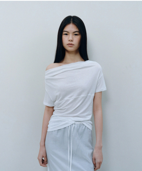 CACELE(カッセル)の「2WAY DRAPE OFF SHOULDER, WHITE(Tシャツ/カットソー・レディース・その他・FREE)」の1枚目の写真