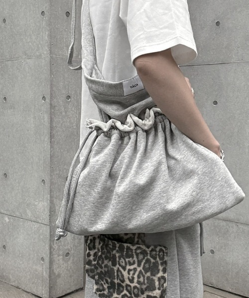 YACA(ヤーカ)の「Sweat Apron Shoulder Bag/スウェットエプロンショルダーバッグ【unisex item】(ショルダーバッグ・レディース・ブラック/グレー・FREE)」の4枚目の写真