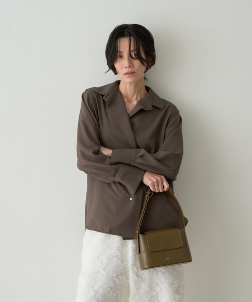 qualite(カリテ)の「ドレープレギュラーシャツ(シャツ/ブラウス・レディース・モカ/ライトブルー/オフホワイト・フリー)」の2枚目の写真