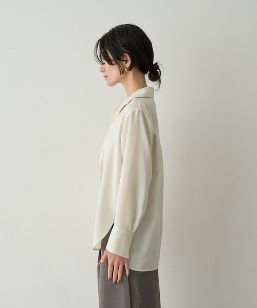 qualite(カリテ)の「ドレープレギュラーシャツ(シャツ/ブラウス・レディース・モカ/ライトブルー/オフホワイト・フリー)」の12枚目の写真