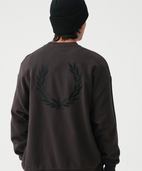FRED PERRY(フレッドペリー)の「【別注】FRED PERRY / エンブロイダリー クルーネック スウェット(スウェット・メンズ・ブラック/ブラウン・X-LARGE/SMALL)」の2枚目の写真