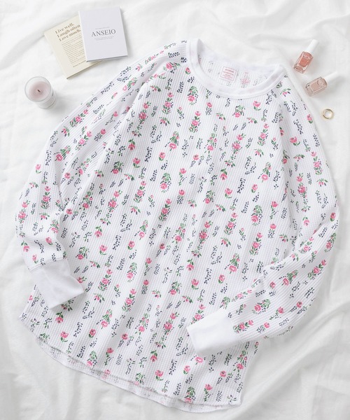 JEMORGAN(ジェーイーモーガン)の「【87】【JEMORGAN/ジェーイーモーガン】花柄 ワッフル クルーネック ロングスリーブ Tシャツ/レディース/ワンマイルウェア/リラックスウェア(Tシャツ/カットソー・レディース・ピンク系/レッド/ベージュ/グレー/ホワイト/ホワイト系/ピンク/ラベンダー/グレー系/ブルー系/ブルー/ブラック/ベージュ系・FREE)」の2枚目の写真