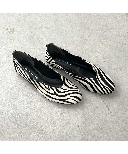 Mode et Jacomo(モードエジャコモ)の「ヘアオンレザーソフトフラットパンプス(パンプス・レディース・ホワイト系その他6/マスタード/ブラック系その他7/ダークベージュ・37.5/24.5/36.5/23.5/36/23/38(25.0)/37/24)」の2枚目の写真