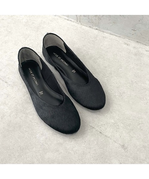 Mode et Jacomo(モードエジャコモ)の「ヘアオンレザーソフトフラットパンプス(パンプス・レディース・ホワイト系その他6/マスタード/ブラック系その他7/ダークベージュ・37.5/24.5/36.5/23.5/36/23/38(25.0)/37/24)」の3枚目の写真