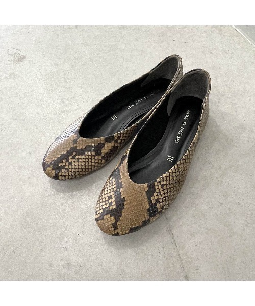 Mode et Jacomo(モードエジャコモ)の「ヘアオンレザーソフトフラットパンプス(パンプス・レディース・ホワイト系その他6/マスタード/ブラック系その他7/ダークベージュ・37.5/24.5/36.5/23.5/36/23/38(25.0)/37/24)」の1枚目の写真