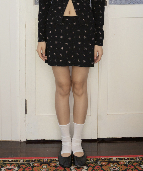 YAHNSISI(ヤーンシシ)の「フローラルミニスカート - ブラック(スカート・レディース・その他・FREE)」の3枚目の写真
