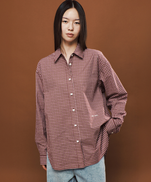 PLAC WOMEN(プレイス・ウィメン)の「カーブヘムシャツバーガンディ(チェック)(シャツ/ブラウス・レディース・バーガンディー・O/S)」の2枚目の写真