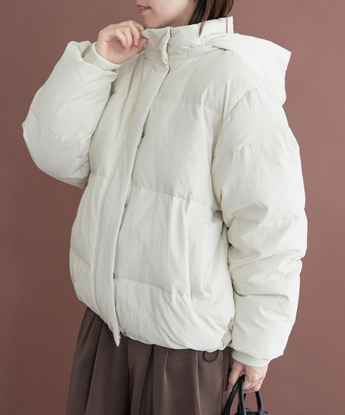 ITEMS URBANRESEARCH(アイテムズ アーバンリサーチ)の「『Sサイズあり』フードダウンジャケット(ダウンジャケット/コート・レディース・ブラック/ホワイト系その他/カーキ・MEDIUM/SMALL)」の2枚目の写真