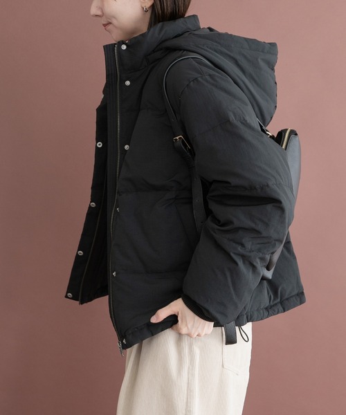 ITEMS URBANRESEARCH(アイテムズ アーバンリサーチ)の「『Sサイズあり』フードダウンジャケット(ダウンジャケット/コート・レディース・ブラック/ホワイト系その他/カーキ・MEDIUM/SMALL)」の1枚目の写真