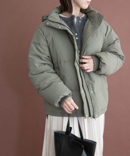 ITEMS URBANRESEARCH(アイテムズ アーバンリサーチ)の「『Sサイズあり』フードダウンジャケット(ダウンジャケット/コート・レディース・ブラック/ホワイト系その他/カーキ・MEDIUM/SMALL)」の20枚目の写真