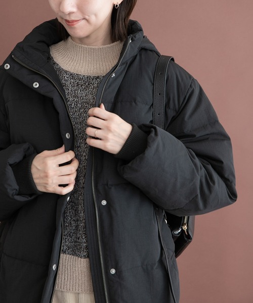 ITEMS URBANRESEARCH(アイテムズ アーバンリサーチ)の「『Sサイズあり』フードダウンジャケット(ダウンジャケット/コート・レディース・ブラック/ホワイト系その他/カーキ・MEDIUM/SMALL)」の4枚目の写真