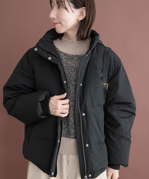 ITEMS URBANRESEARCH(アイテムズ アーバンリサーチ)の「『Sサイズあり』フードダウンジャケット(ダウンジャケット/コート・レディース・ブラック/ホワイト系その他/カーキ・MEDIUM/SMALL)」の5枚目の写真