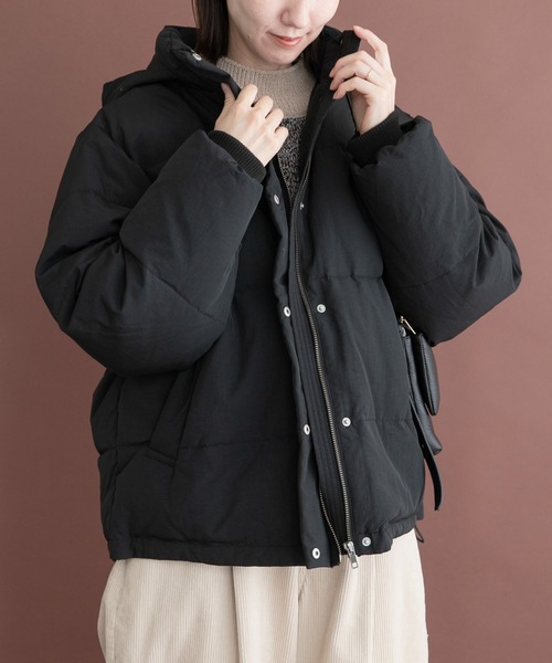 ITEMS URBANRESEARCH(アイテムズ アーバンリサーチ)の「『Sサイズあり』フードダウンジャケット(ダウンジャケット/コート・レディース・ブラック/ホワイト系その他/カーキ・MEDIUM/SMALL)」の6枚目の写真