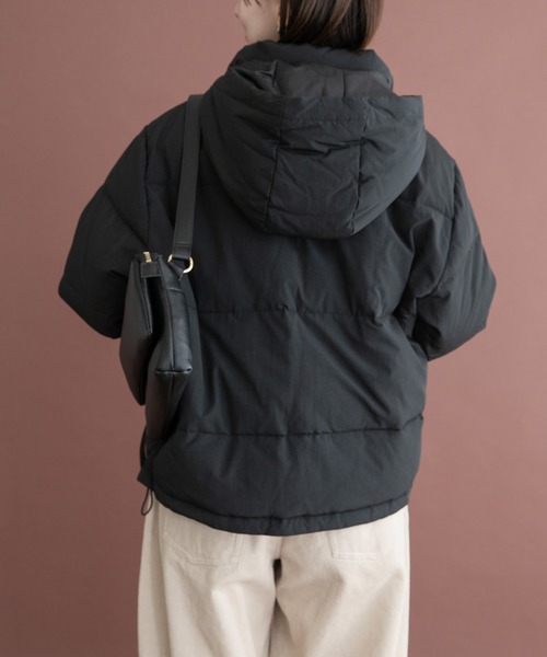 ITEMS URBANRESEARCH(アイテムズ アーバンリサーチ)の「『Sサイズあり』フードダウンジャケット(ダウンジャケット/コート・レディース・ブラック/ホワイト系その他/カーキ・MEDIUM/SMALL)」の8枚目の写真